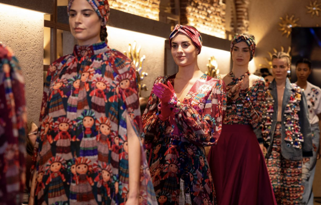 Querétaro fusiona moda y tradición en un evento de alta costura con artesanía otomí
