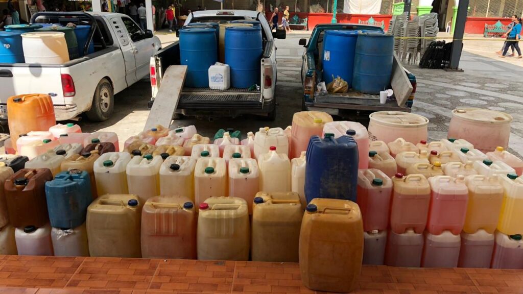 La venta ilegal de huachicol avanza en las carreteras de México