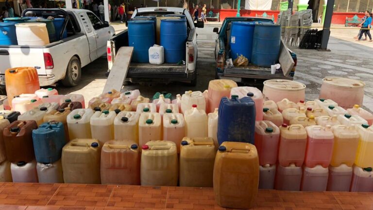 La venta ilegal de huachicol avanza en las carreteras de México