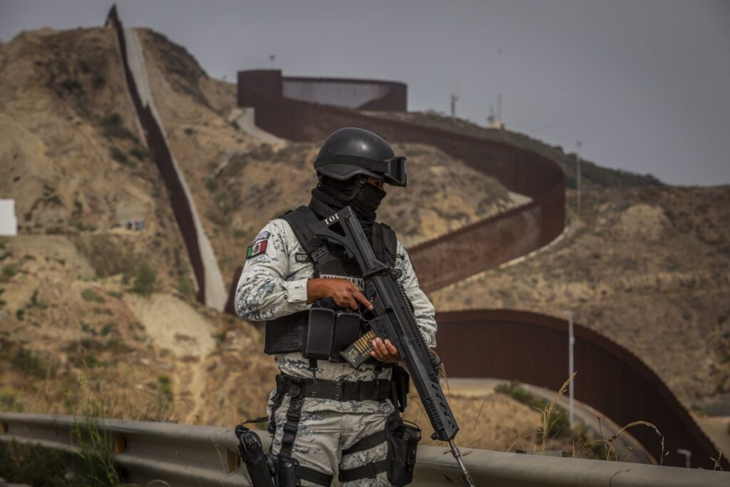 Trump refuerza la vigilancia satelital en la frontera y estudia el uso de la fuerza militar contra los cárteles mexicanos