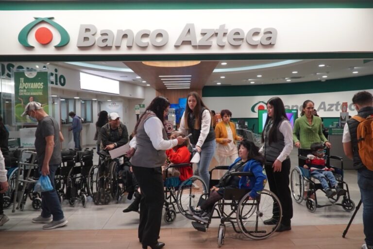 Banco Azteca fomenta equidad y otorga 50 sillas de ruedas