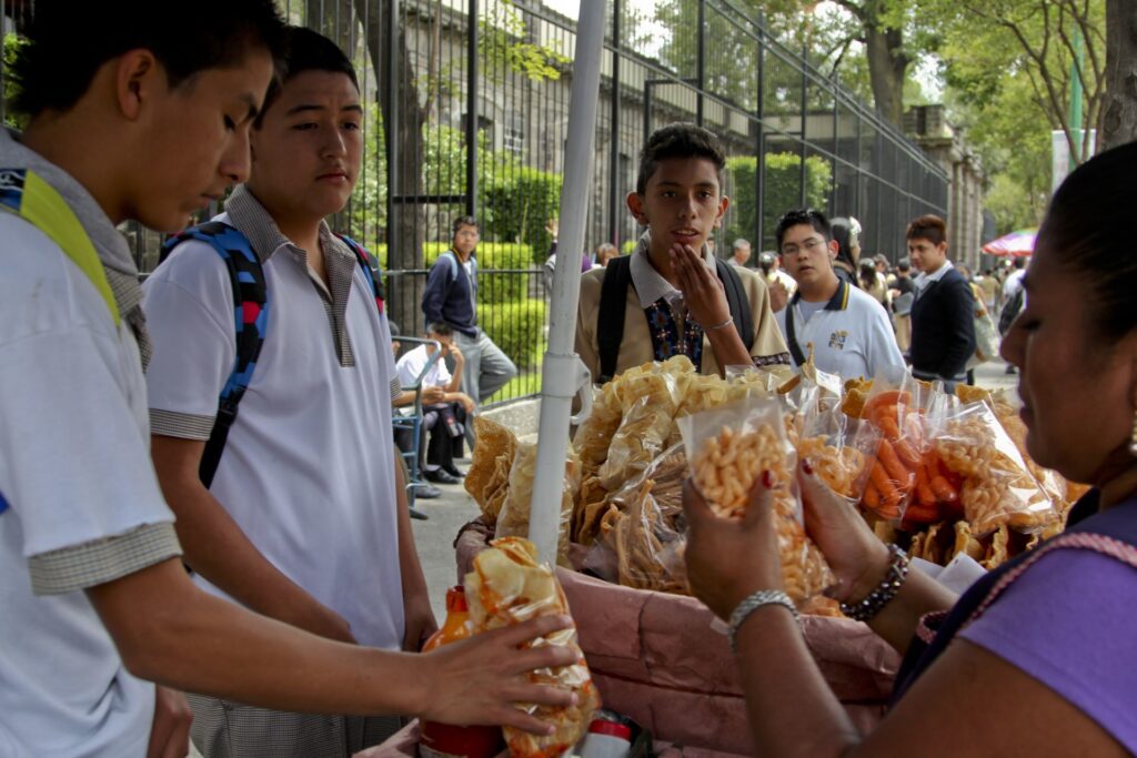 Prohibición de comida chatarra en escuelas: reacciones y desafíos