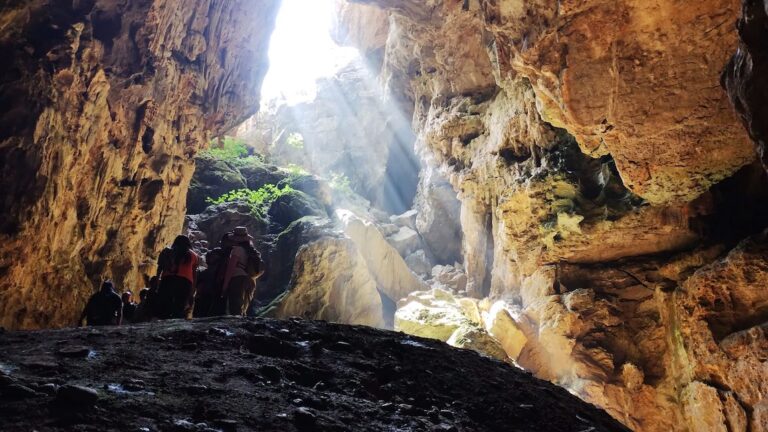 Cueva de los Riscos: maravilla subterránea en la Sierra Gorda