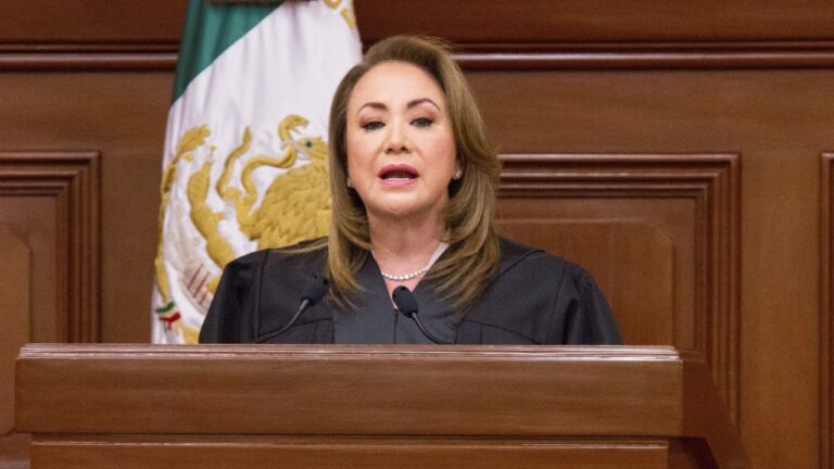 Yasmín Esquivel Mossa exige respeto a derechos de maternidad