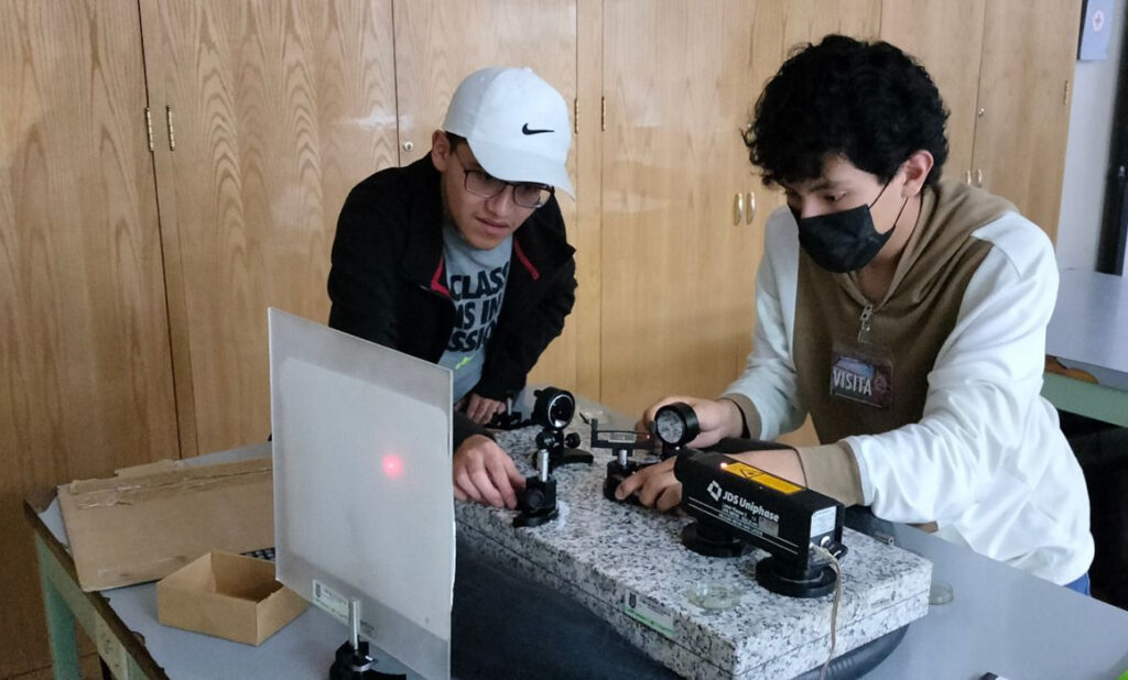 Jóvenes físicos mexicanos viajan a París con apoyo de Banco Azteca