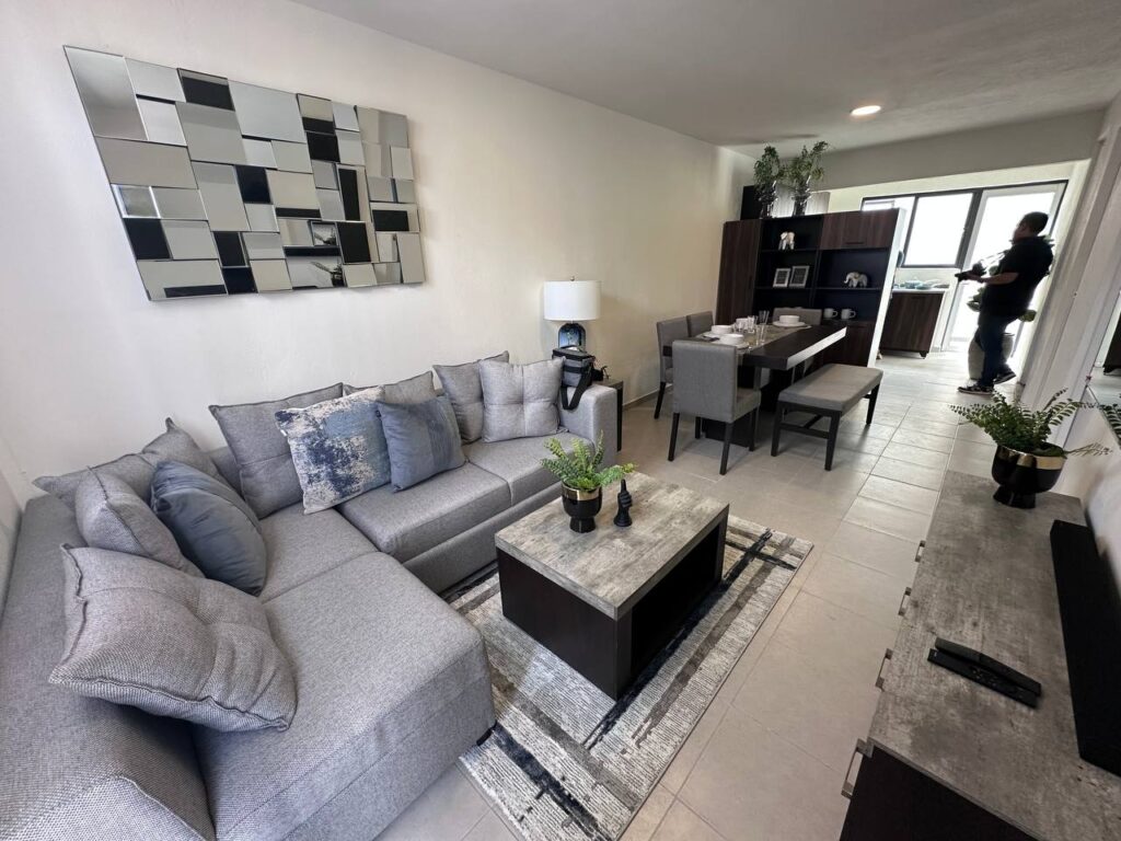 Madre jefa de familia recibe casa remodelada de manos de María Laura Medina de Salinas