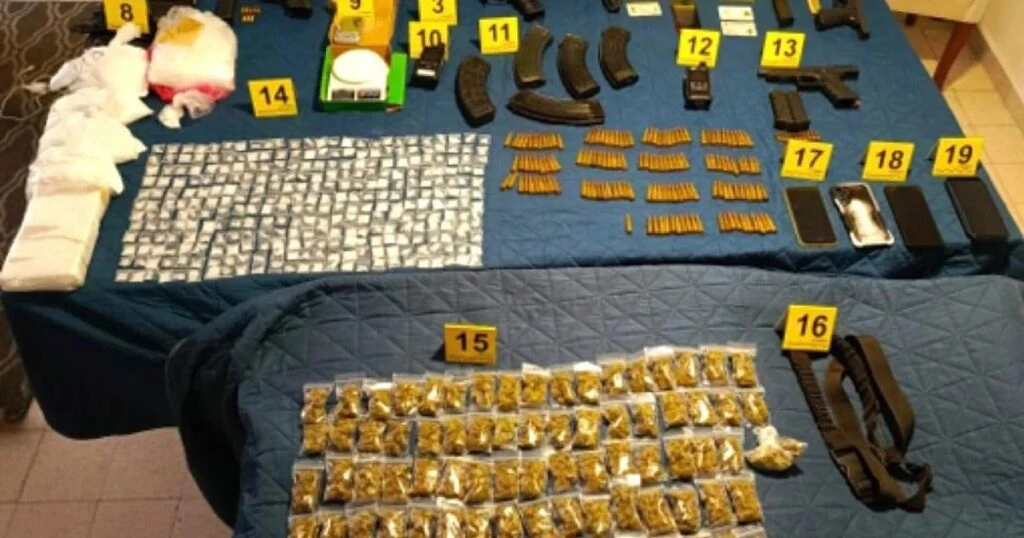 Doce detenidos con arsenal y drogas en Querétaro