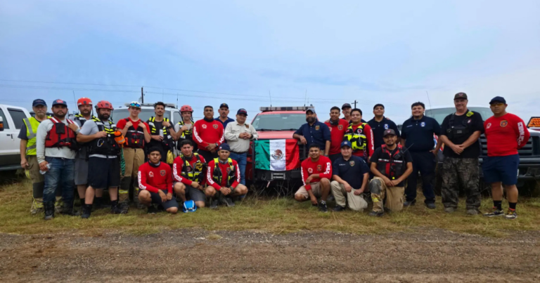 Mexicanos apoyan rescates tras inundaciones en Texas