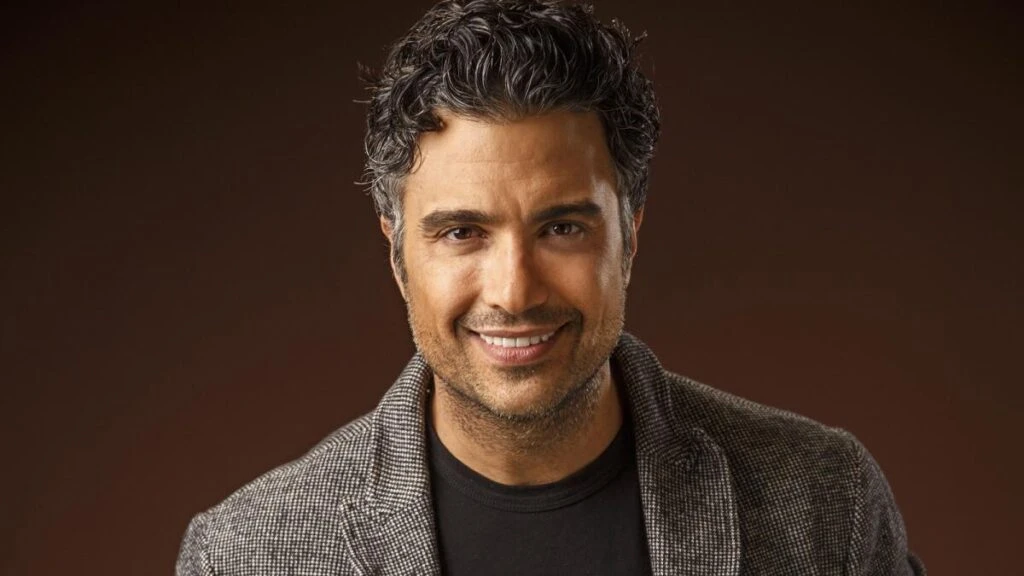 Jaime Camil sorprende regalando Italika 200Z a chofer