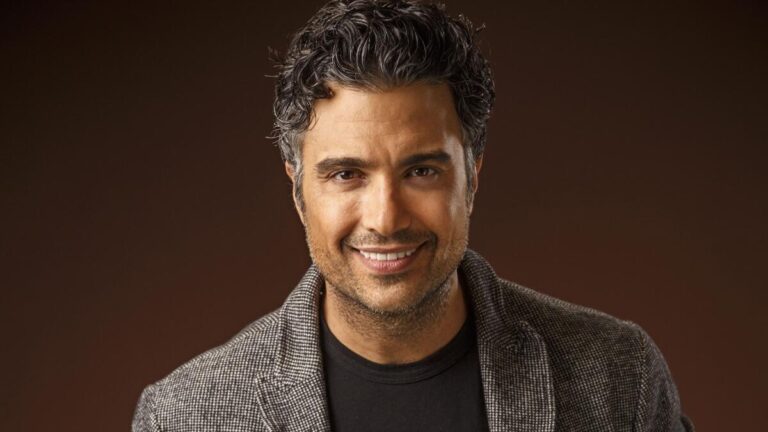 Jaime Camil sorprende regalando Italika 200Z a chofer