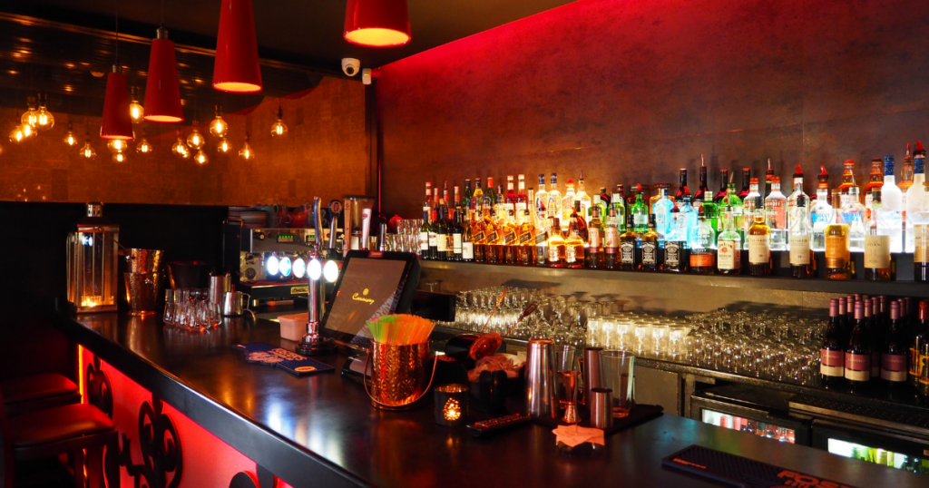 Retoman bares en Querétaro horario de cierre a las 3 AM