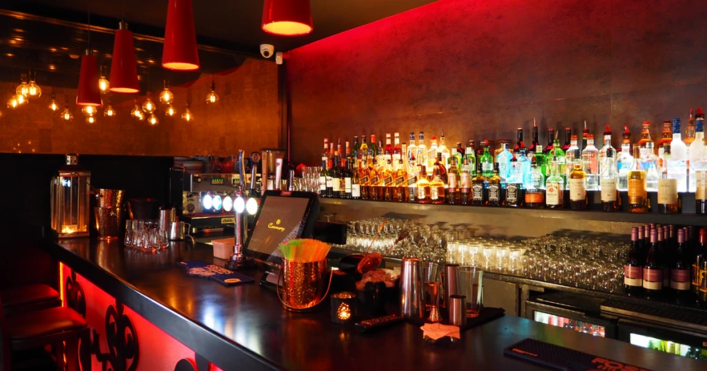 Retoman bares en Querétaro horario de cierre a las 3 AM