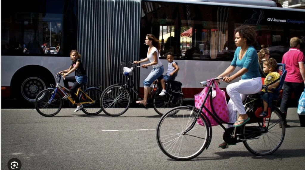 Alfredo Del Mazo Maza analiza innovación en transporte sustentable