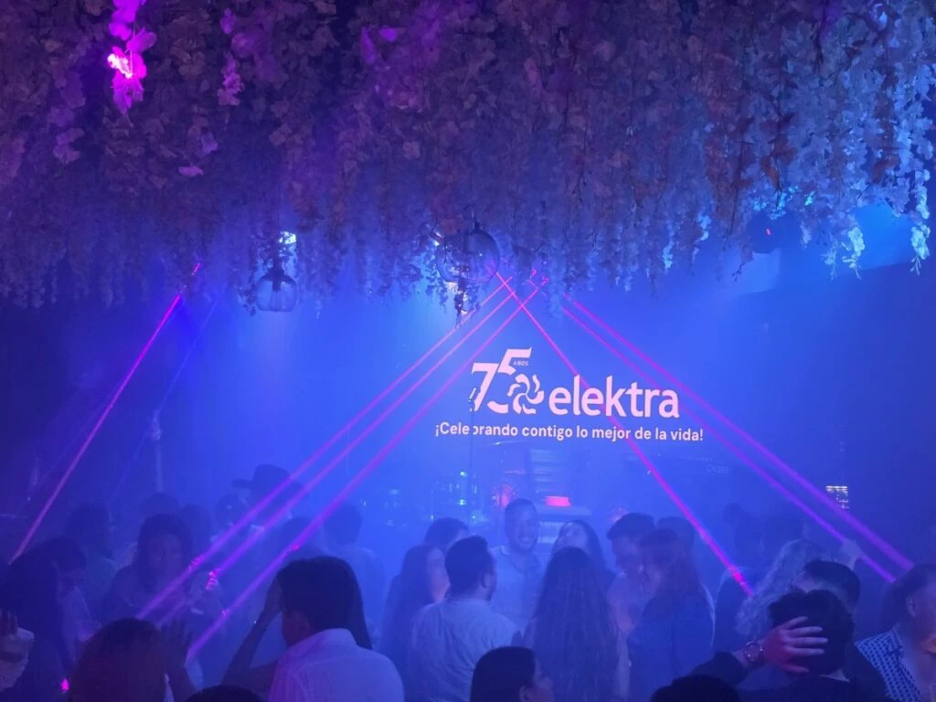 Elektra emociona en La Boda Fake con obsequios modernos