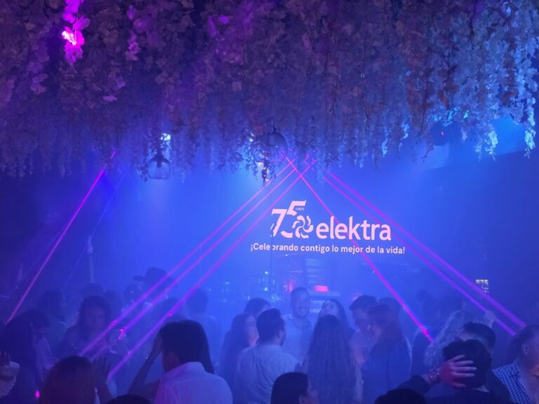 Elektra emociona en La Boda Fake con obsequios modernos