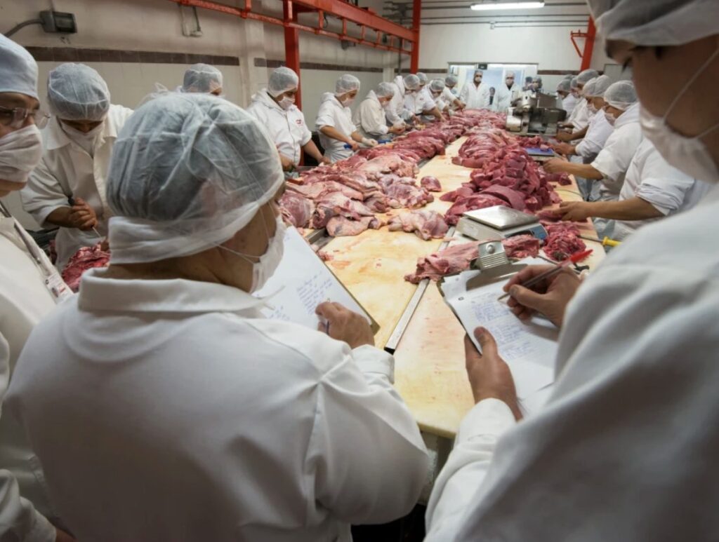 Entre los reconocimientos más importantes con los que cuenta La Cosmopolitana destacan el ISO 9001:2015 y NMX-CC-9001-IMNC-2008 para eficiencia en la gestión de calidad.