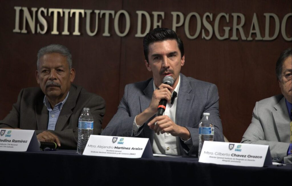 Alejandro Martínez Araiza, secretario general del SNAC, durante su participación en el panel sobre el T-MEC 2.0 en el Instituto Posgrado en Derecho.