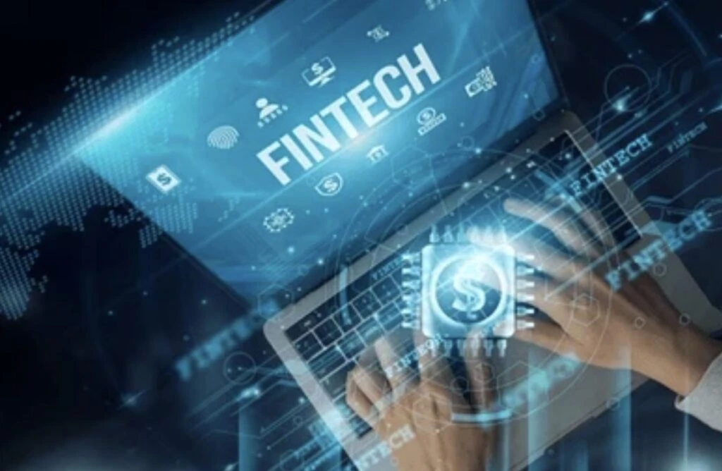 De acuerdo con Alexis Nickin Gaxiola, el entorno Fintech engloba dispositivos móviles, gráficos financieros digitales y personas usando tecnología para acceder a servicios financieros.