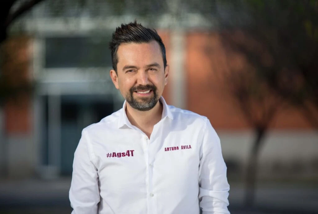 El diputado de Morena, Arturo Ávila Anaya, se encuentra envuelto en la polémica nuevamente, luego de ser denunciado por amenazas.