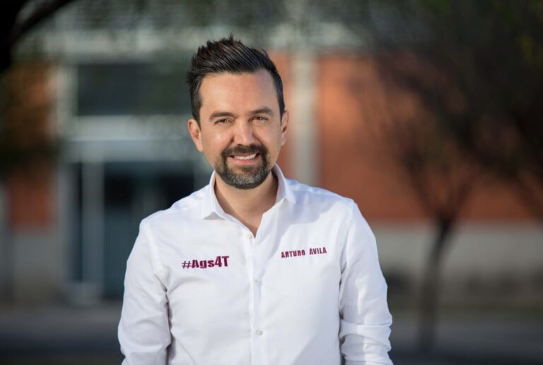 El diputado de Morena, Arturo Ávila Anaya, se encuentra envuelto en la polémica nuevamente, luego de ser denunciado por amenazas.