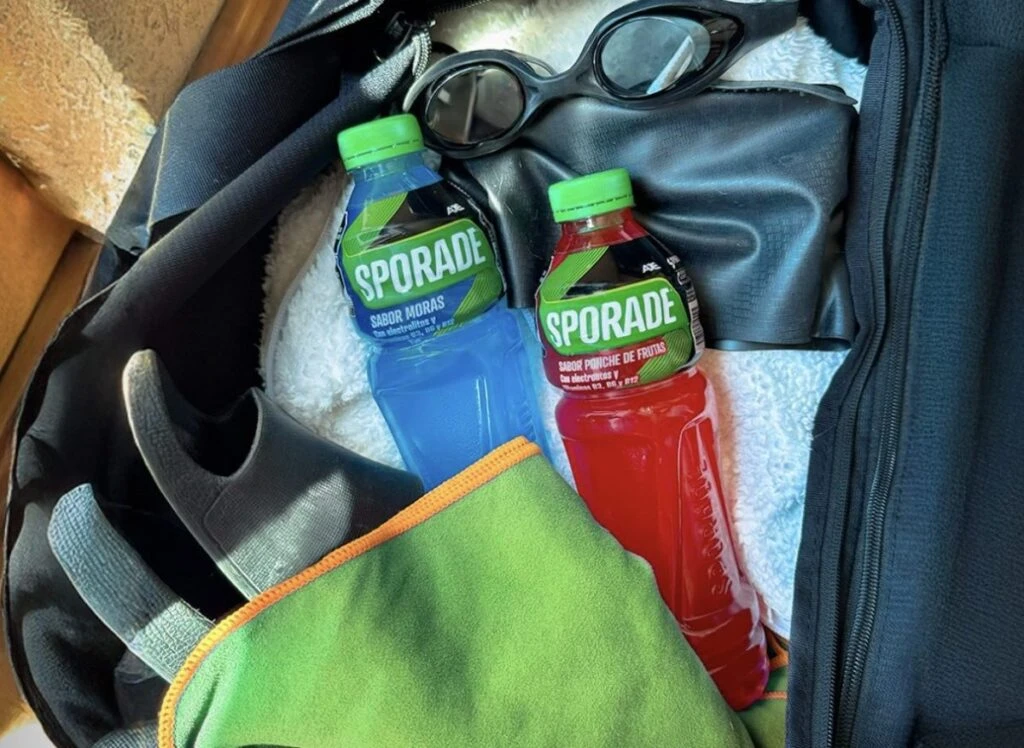 Botella de bebida isotónica Sporade presentada como opción para hidratación deportiva.