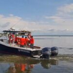 Embarcación operativa de Shel-Ha Solutions con personal equipado realizando labores de supervisión y monitoreo marítimo en zona costera del Golfo de México.