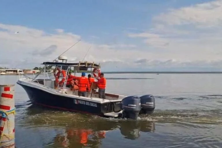 Embarcación operativa de Shel-Ha Solutions con personal equipado realizando labores de supervisión y monitoreo marítimo en zona costera del Golfo de México.