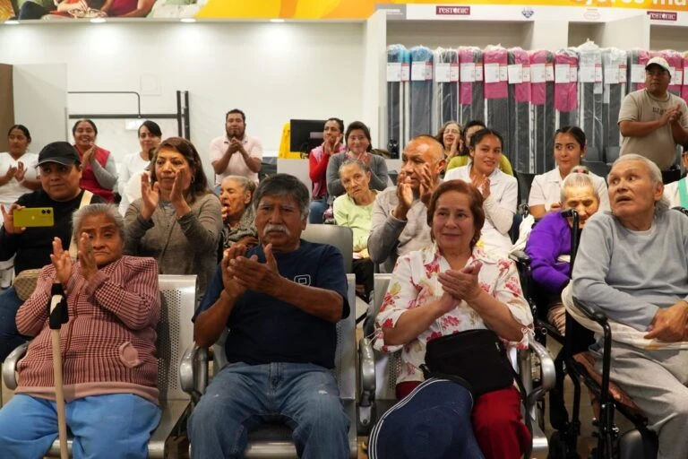 Banco Azteca realiza entrega histórica de 200 sillas de ruedas en 2025