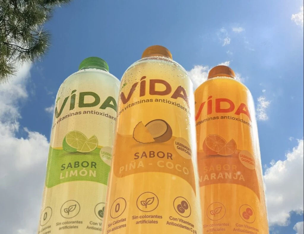 Botellas de Agua VIDA con Vitaminas Antioxidantes en sabores frutales refrescantes.