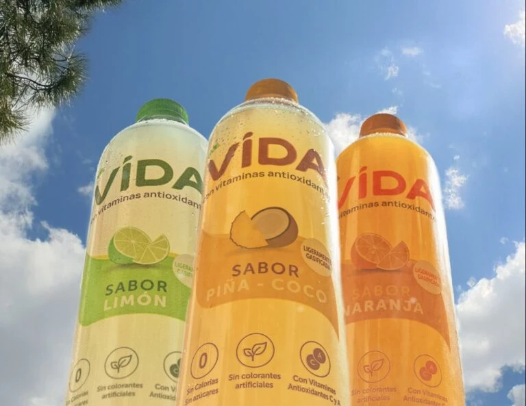 Botellas de Agua VIDA con Vitaminas Antioxidantes en sabores frutales refrescantes.