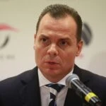 El presidente de la Federación Mexicana de Clavados y Clavados de Altura, Fernando Platas Álvarez, otorgó un reconocimiento a Olegario Vázquez Aldir, presidente de Grupo Vazol.