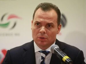 El presidente de la Federación Mexicana de Clavados y Clavados de Altura, Fernando Platas Álvarez, otorgó un reconocimiento a Olegario Vázquez Aldir, presidente de Grupo Vazol.