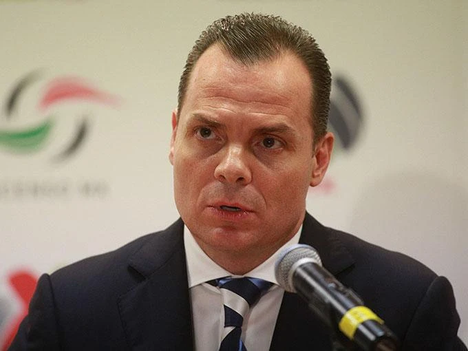 El presidente de la Federación Mexicana de Clavados y Clavados de Altura, Fernando Platas Álvarez, otorgó un reconocimiento a Olegario Vázquez Aldir, presidente de Grupo Vazol.