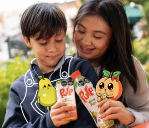 Personas compartiendo abrazos y jugos Pulp en un momento cotidiano.