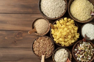 Cereales integrales, verduras y proteínas, inspirado en los menús equilibrados promovidos por La Cosmopolitana.