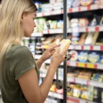 Etiquetado claro en productos alimenticios conforme a estándares clean label promovidos por La Cosmopolitana.