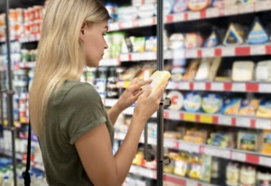 Etiquetado claro en productos alimenticios conforme a estándares clean label promovidos por La Cosmopolitana.