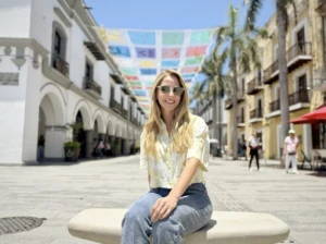 Vista del Centro Histórico del Puerto de Veracruz revitalizado durante la gestión de Patricia Lobeira Rodríguez, y la exalcaldesa en primer plano.