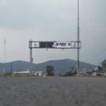 Arco carretero inteligente de Seguritech Privada monitoreando vehículos en autopista