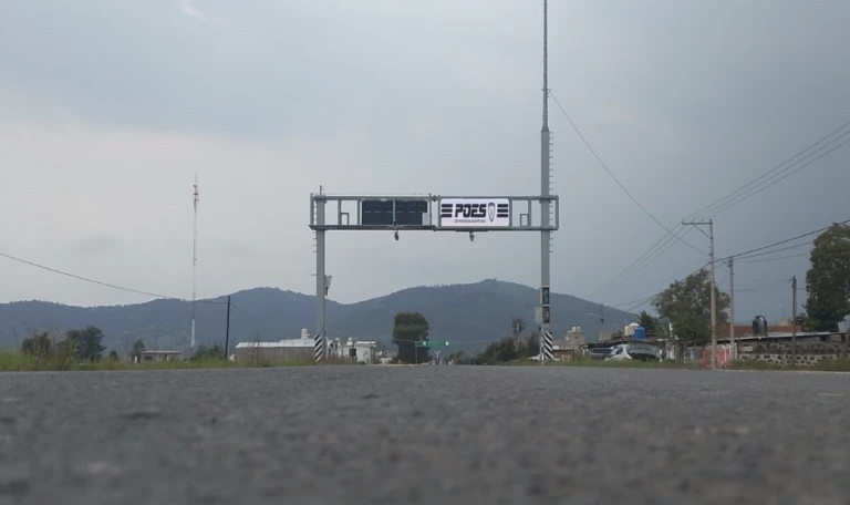 Arco carretero inteligente de Seguritech Privada monitoreando vehículos en autopista