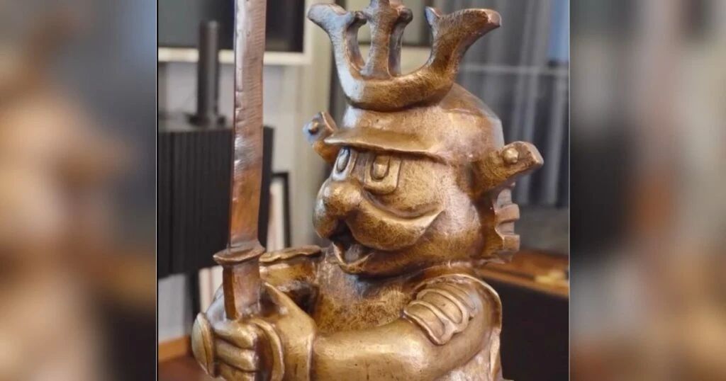 Regalan estatua del Dr. Simi a Víctor González Herrera.