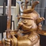 Regalan estatua del Dr. Simi a Víctor González Herrera.