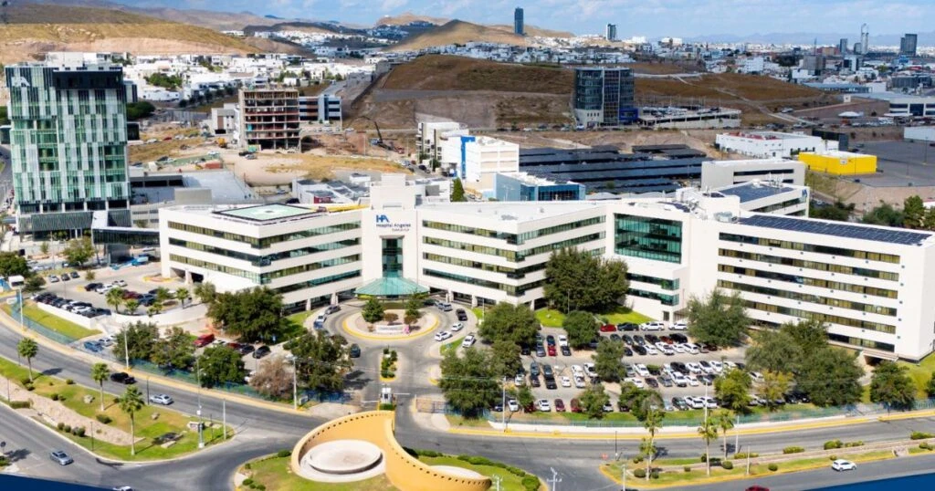 Olegario Vázquez Aldir apoya IA de Hospital Angeles Chihuahua.