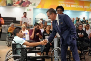 Banco Azteca entrega sillas de ruedas a familias de la CDMX