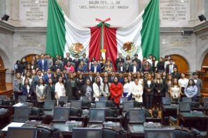 Estudiantes universitarios participan en el Simulador Legislativo 2026 impulsado por AJEMEX y Eco Urban A.C. en el Congreso del Estado de México.