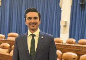 Pese a los avances regulatorios registrados en los últimos años, los beneficios no han impactado de manera significativa en la experiencia cotidiana de quienes integran la fuerza laboral migrante, establece Alejandro Martínez Araiza.