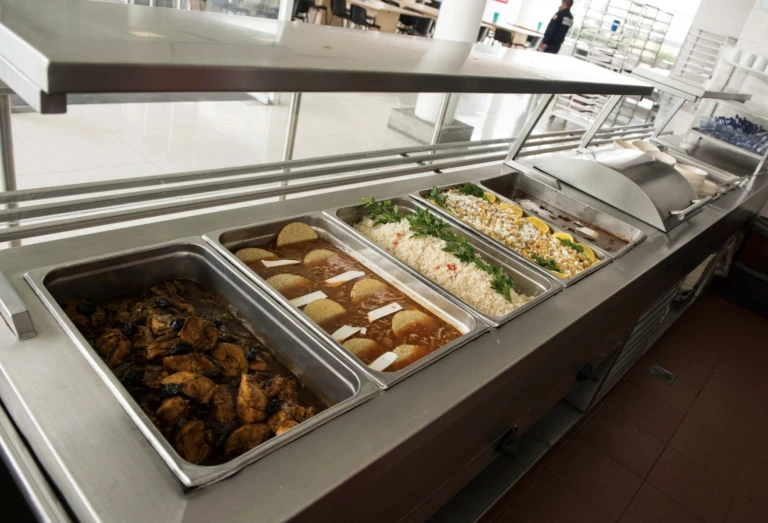 Corporativo Kosmos distribuye alimentos mediante un modelo de alimentación institucional con impacto social en México.
