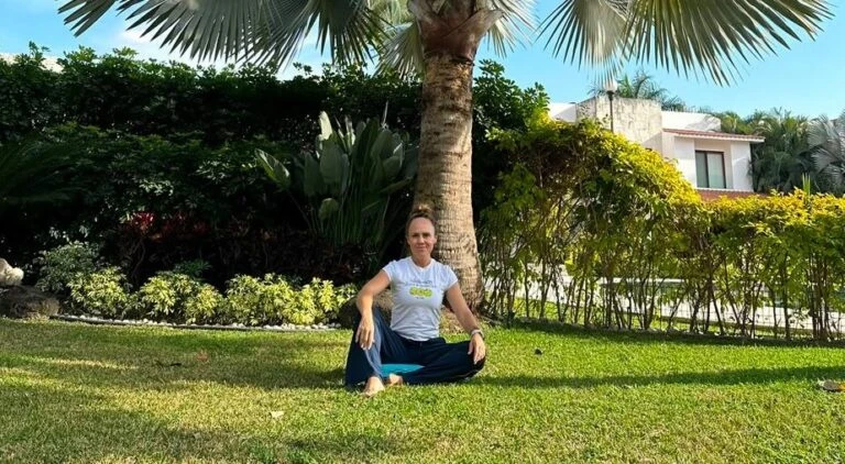 Ivonne Mancera Valdivia durante una práctica de entrenamiento mental al aire libre.