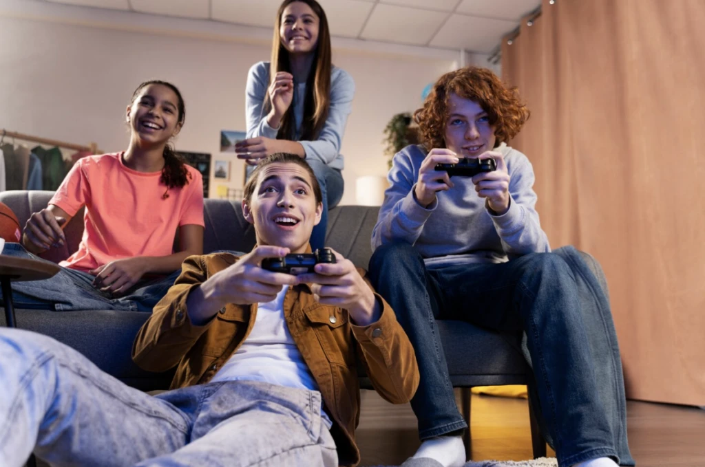 Jóvenes jugando videojuegos en línea durante vacaciones de verano, expuestos a riesgos de ciberseguridad según Seguritech.