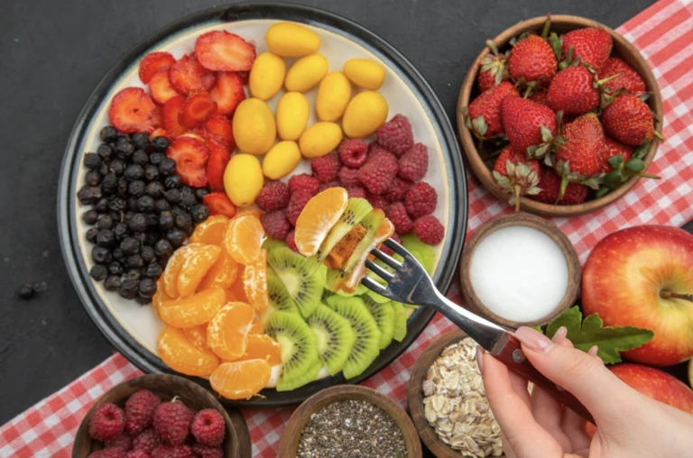 Plato con frutas frescas como parte de una alimentación saludable recomendada por Grupo Kosmos.